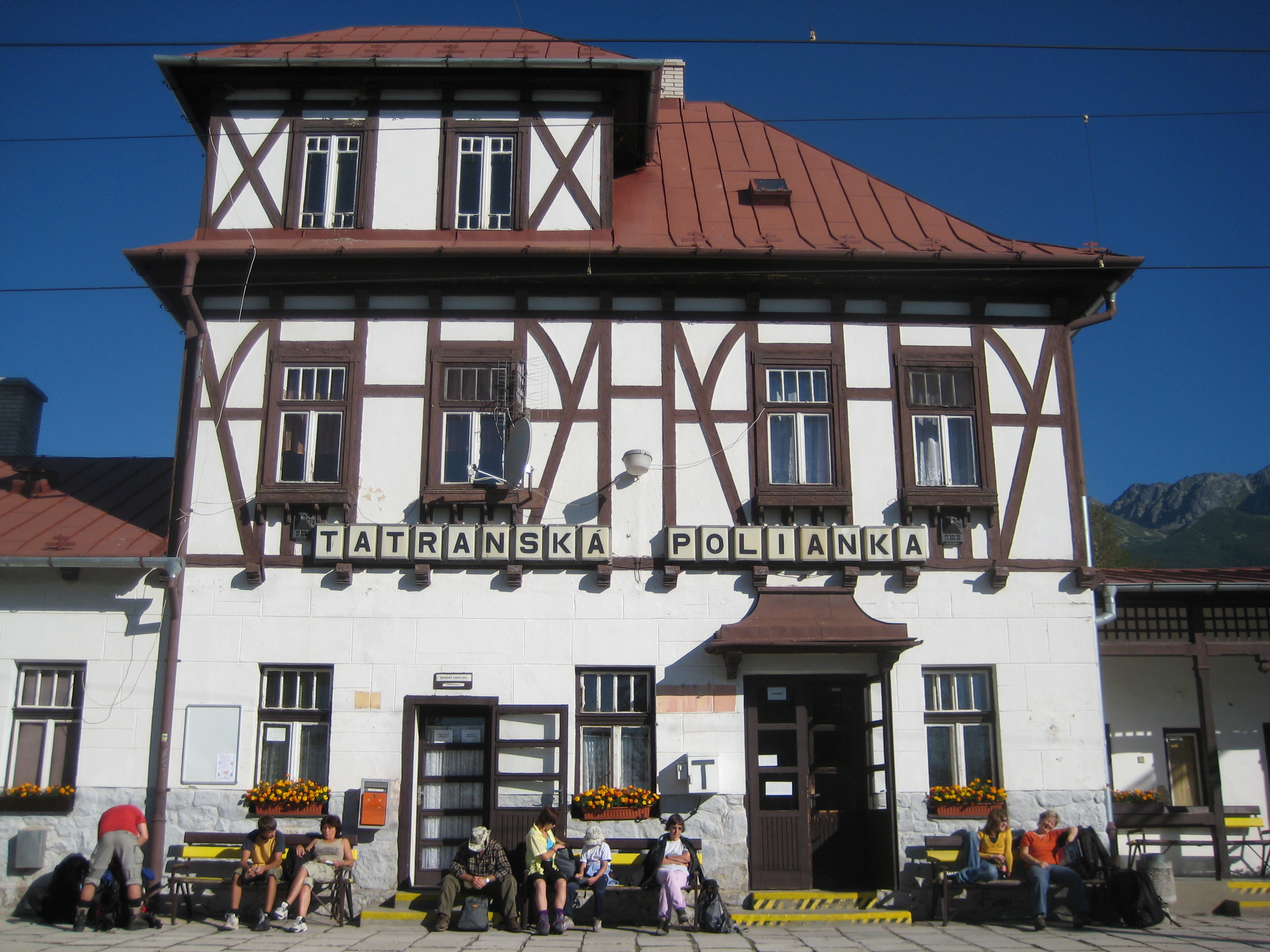 Der wunderschöne Bahnhof vonTatranska Polianka.