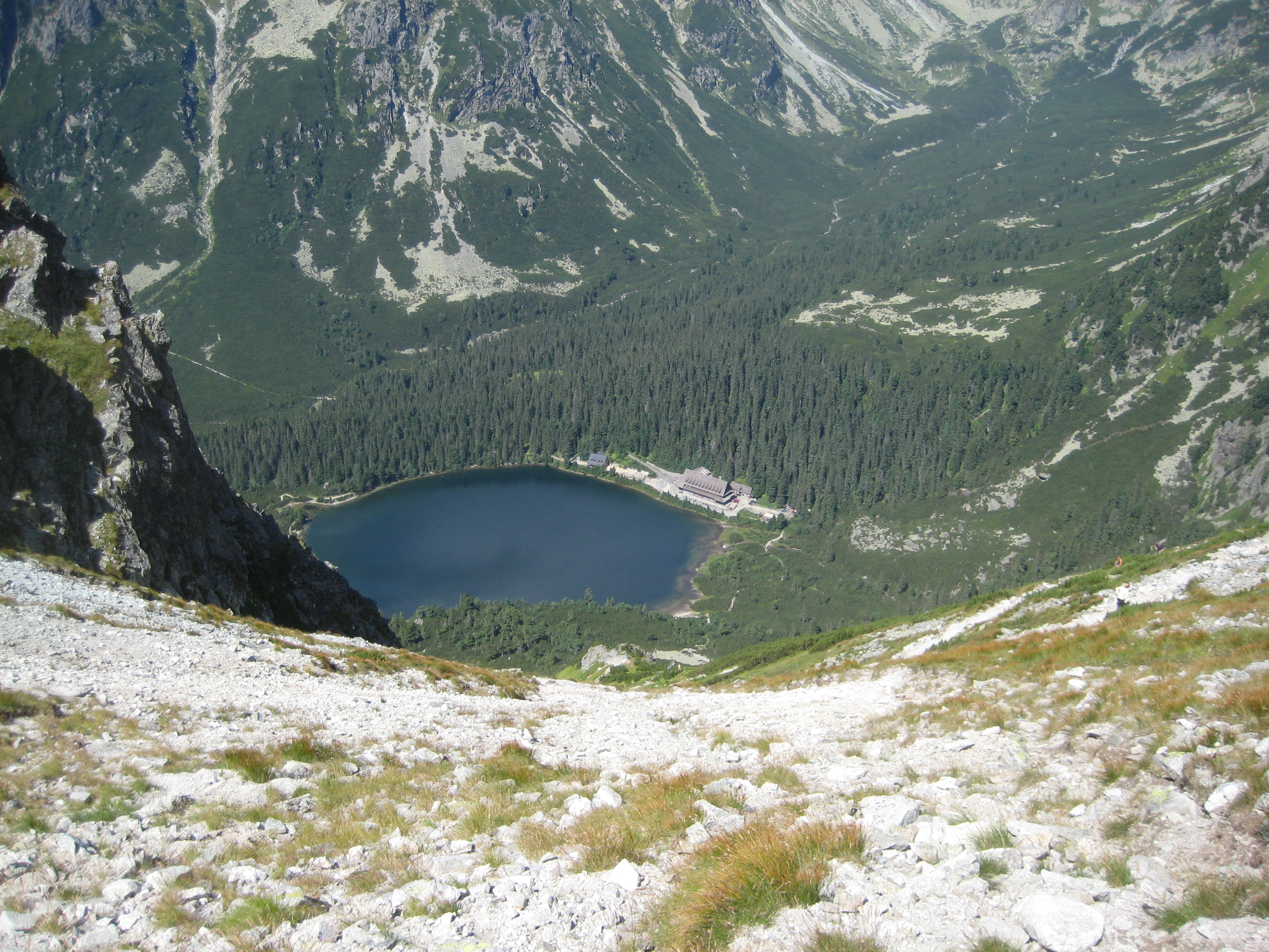 Die Chata Popradske Pleso und der See von der Tatranska Magistralna vom Sedlo pod Ostrvou